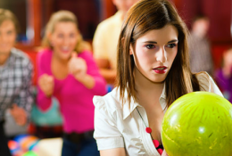 Выбирайте правильную дорожку! Два часа игры в боулинг со скидкой 50% в Pirs Bowling