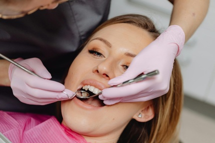 Профессиональная чистка зубов со скидкой 50% в клинике «Елан»