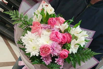 Розы и герберы в букетах и шляпных коробках со скидкой 50% от букетной мастерской ЦветкОFF