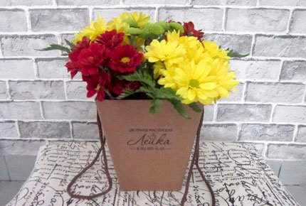 Букет из хризантем в коробочке за 590 рублей в цветочной мастерской «Лейка»