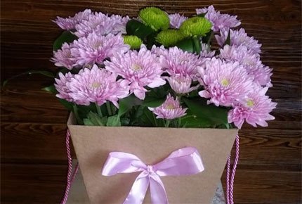 Букет из хризантем или роз в крафт коробке со скидкой 50%
