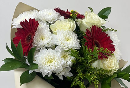Букеты из роз в стильной дизайнерской упаковке и объемные сборные букеты со скидкой 50% от салона «Дари Цветы»