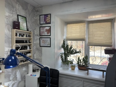 Семь услуг со скидкой 50% в салоне «Комната красоты»