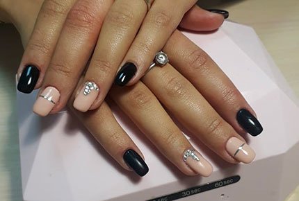 Маникюр и педикюр с гель-лаком со скидкой 50% в студии «Сюжет» на Алтайской