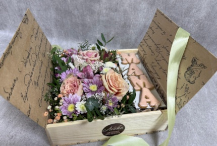 Цветочная композиция с имбирными пряниками «Мама» за 1500 рублей по купону