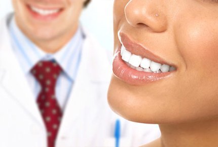 Профессиональная чистка зубов со скидкой 60% в клинике «Елан»