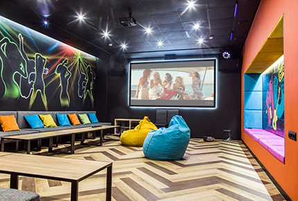 Пять уютных тематических залов в центре города со скидкой 50% в антикинотеатре «Измерение»