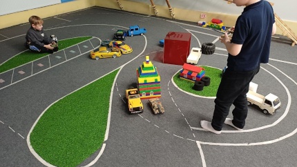 Уникальная тренировка для детей и взрослых на радио управляемых моделях со скидкой 50% в Лампочке