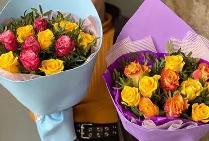 Розы в стильной дизайнерской упаковке от салона «Дари Цветы» со скидкой 50%
