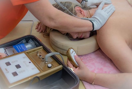 Массаж через серебряные перчатки и бондажные обертывания Bodycult со скидкой 50% на Алтайской