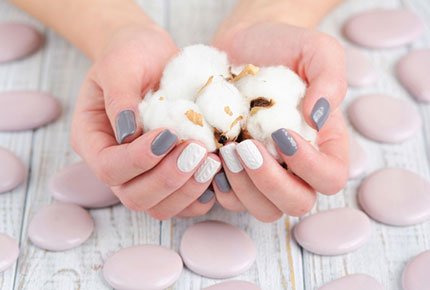 Комбинированный маникюр и педикюр со скидкой 50% в  студии «Кошка»