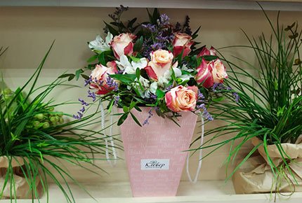 Цветочные композиции со скидкой 50% в мастерской цветов «Клевер» на Гагарина