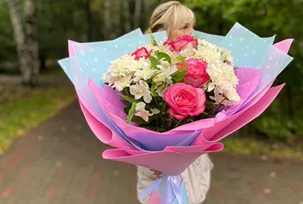 Большая композиция в стильной упаковке со скидкой 50% в салоне Дари Цветы на Лазо