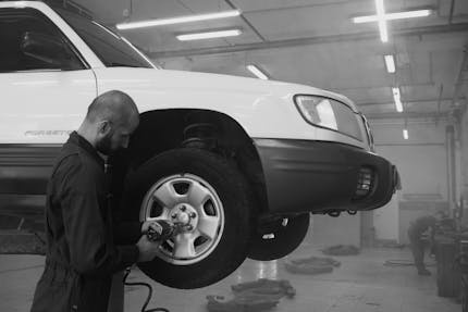 Шиномонтаж и балансировка со скидкой 50% в автосервисе «Альфамобили» на Енисейской