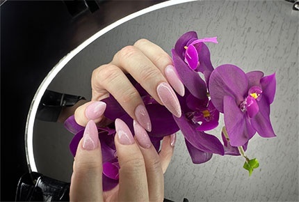 Маникюр и окрашивание волос со скидкой 50% от клуба красоты Ирины Воробьёвой