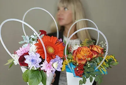 Букеты из роз в стильной дизайнерской упаковке и объемные сборные букеты со скидкой 50% от салона «Дари Цветы»