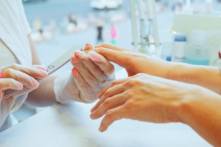 Комбинированный маникюр и педикюр со скидкой 50% в студии «Кошка»