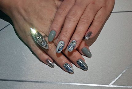 Маникюр и педикюр с гель-лаком со скидкой 50% в студии «Сюжет» на Алтайской