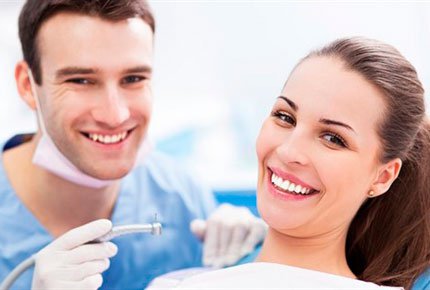 Профессиональная ультразвуковая чистка зубов со скидкой 78% в сети клиник Demokrat
