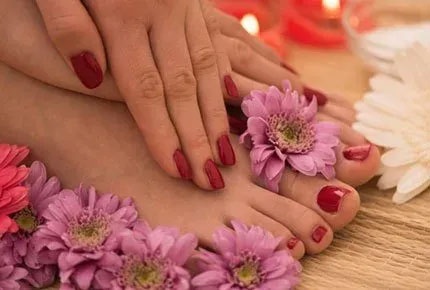 Маникюр и наращивание ресниц в студии Viktoriya со скидкой 50%