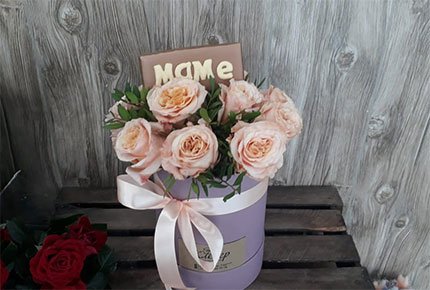 Шляпная коробка с 11 розами и имбирным пряником «Маме» за 1350 рублей вместо 2700
