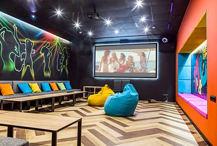 Пять уютных тематических залов в центре города со скидкой 50% в антикинотеатре «Измерение»