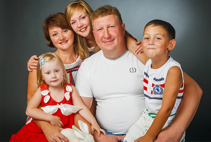 Семейный портрет от фотостудии "АлхимияФото" со скидкой 50%. Заплати 500 рублей вместо 1000!