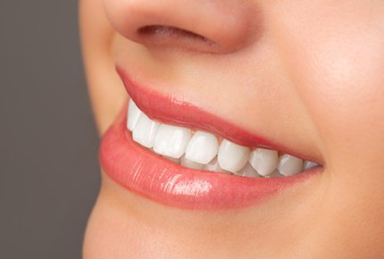 Отбеливание зубов по технологии PearlSmile со скидкой 62% в салоне «Жемчужный»