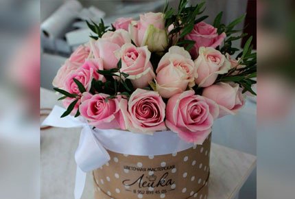 Розы в "шляпных" коробках со скидкой 50% в цветочной мастерской "Лейка"