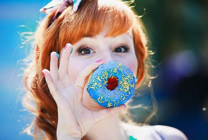 Коробка американских пончиков от компании "Sweet Donuts" со скидкой 50% Заплати 120 рублей вместо 240