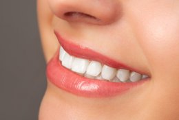 Отбеливание зубов по технологии PearlSmile со скидкой 62% в салоне «Жемчужный»